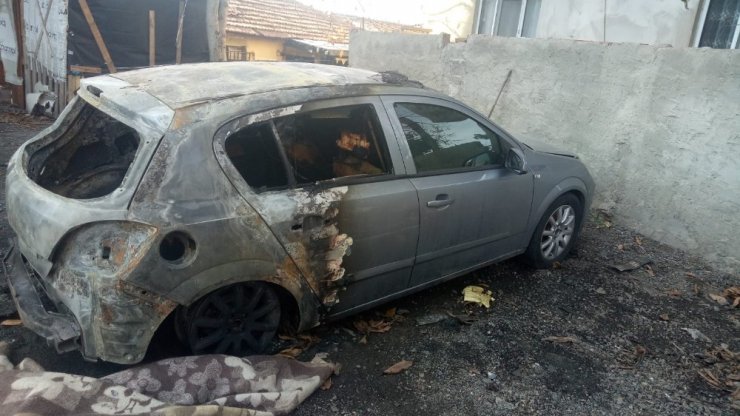 Genç kadının arabasını kundaklayan şahıs kamerada