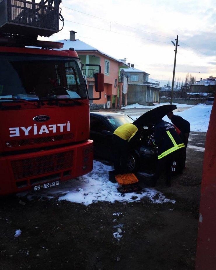 Otomobilin motor kısmına sıkışan kediyi itfaiye kurtardı