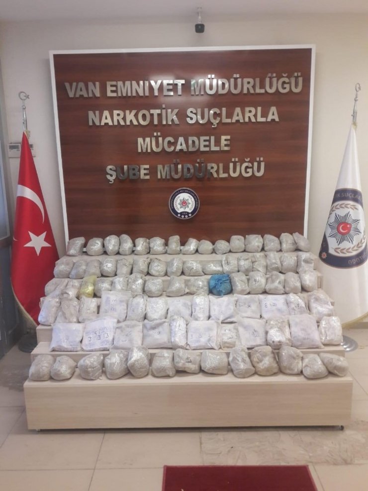 Şüphe üzerine durdurulan araçta çuval çuval eroin ele geçirildi