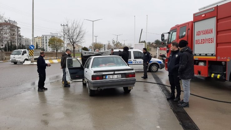 Seyir halindeki otomobil yandı