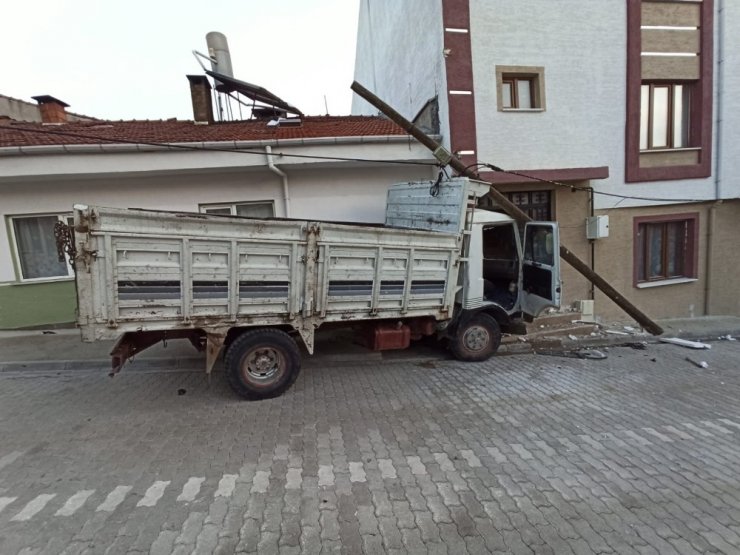 Kamyoneti çalıştırmak isterken kazaya neden oldu