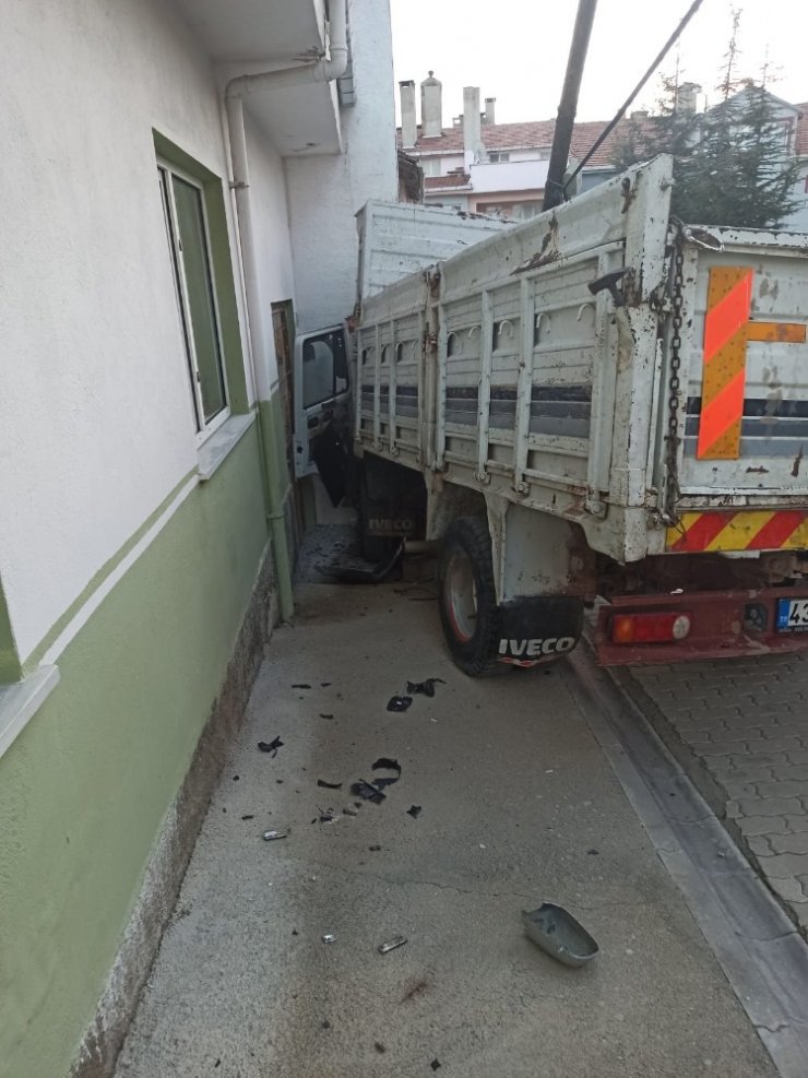 Kamyoneti çalıştırmak isterken kazaya neden oldu