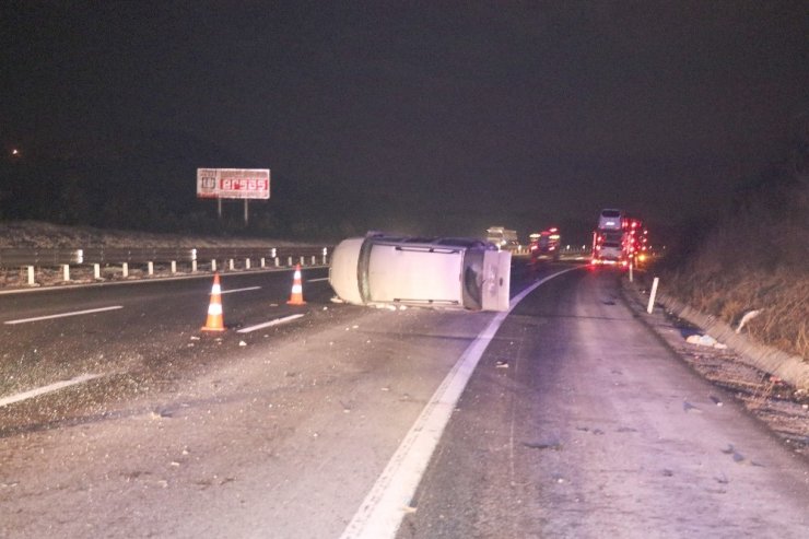 TEM’de trafik kazası: 2’si ağır 3 yaralı