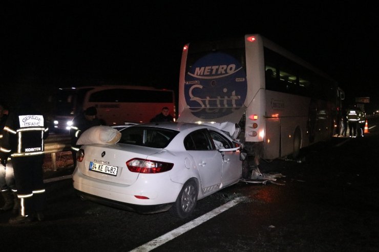 TEM’de trafik kazası: 2’si ağır 3 yaralı
