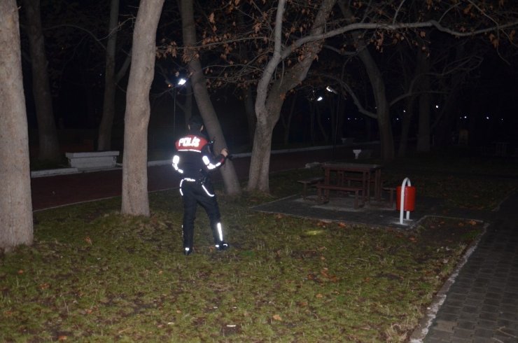 Boynundan bıçaklanan genç hayatını kaybetti