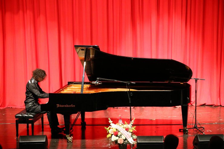 Çocukken tuşlarından etkilendiği piyanonun virtüözü oldu