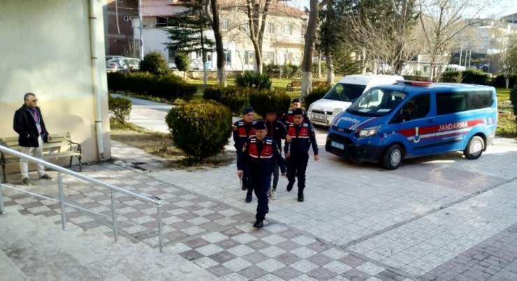 Pencereden girdiği okulların yardım paralarını çaldı