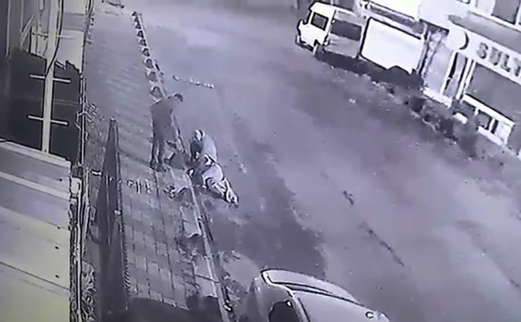 Sürücü, araçta bulunan yaralıyı yol kenarına bırakıp kaçtı