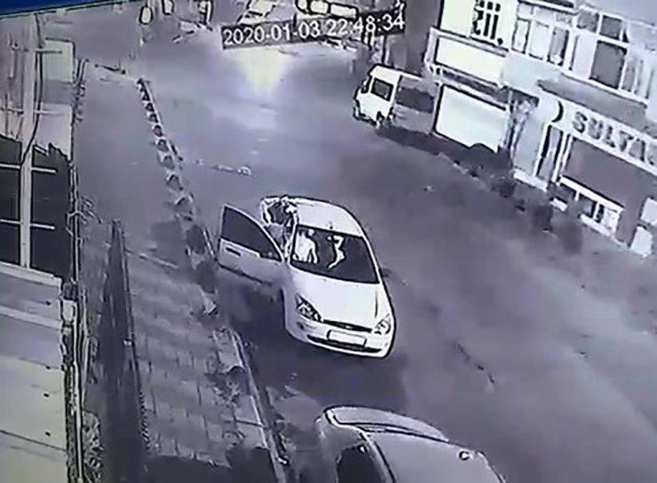 Sürücü, araçta bulunan yaralıyı yol kenarına bırakıp kaçtı