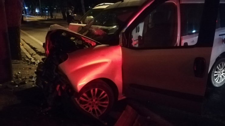 İki hafif ticari araç çarpıştı: 5 ağır yaralı