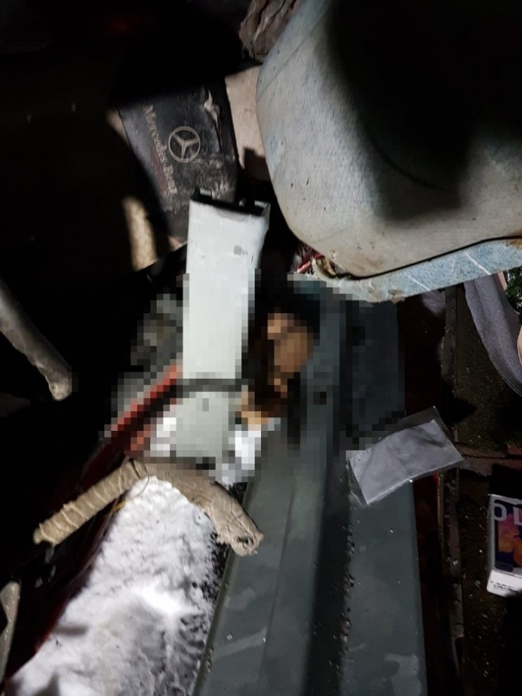 Sürücüsünün direksiyon hakimiyetini kaybettiği tır devrildi: 1 ölü