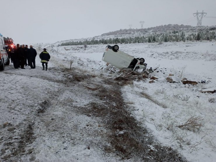 Minibüs şarampole devrildi: 2 yaralı