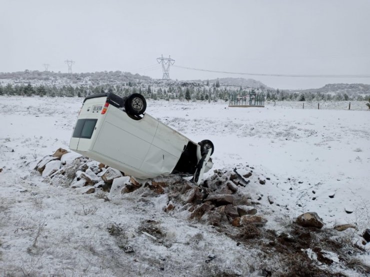 Minibüs şarampole devrildi: 2 yaralı