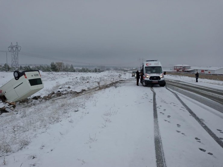 Minibüs şarampole devrildi: 2 yaralı