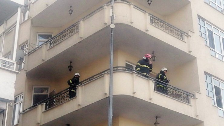 Yangında mahsur kalan aileyi polis ve itfaiye kurtardı
