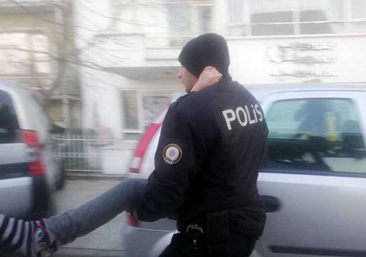 Yangında mahsur kalan aileyi polis ve itfaiye kurtardı