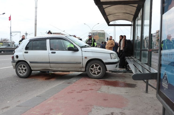 Otobüse çarpan otomobil durağa daldı, yolcular son anda kaçtı