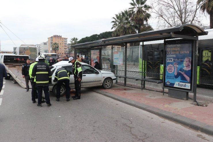 Otobüse çarpan otomobil durağa daldı, yolcular son anda kaçtı