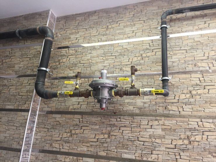 Apartmandan doğalgaz sayacı çaldılar