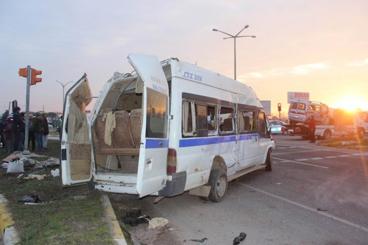 İşçi servisiyle kamyonet çarpıştı: 1 ölü, 24 yaralı