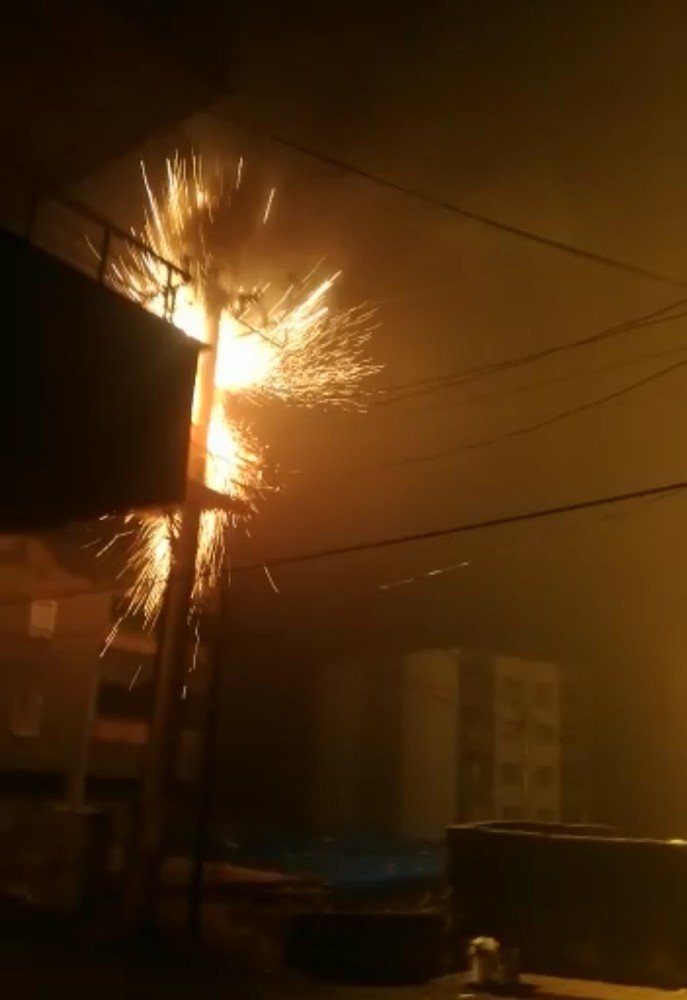 Mazıdağı’nda elektrik trafosu bomba gibi patladı