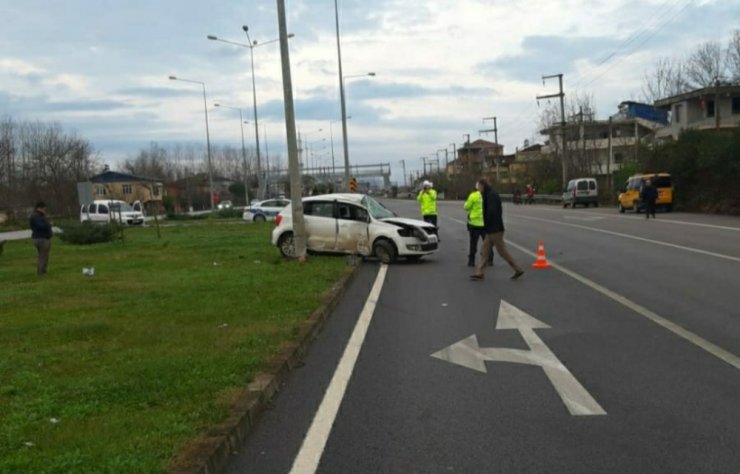 Samsun’da otomobil aydınlatma direğine çarptı: 1 yaralı