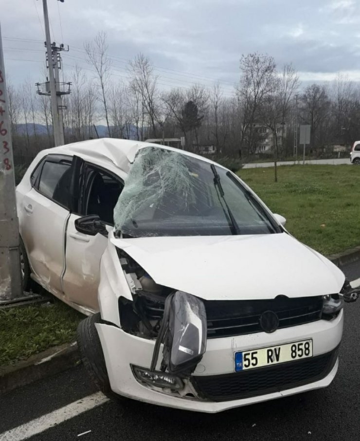 Samsun’da otomobil aydınlatma direğine çarptı: 1 yaralı