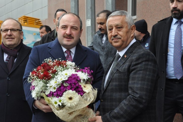 Bakan Varank: “Yerli otomobil tüm dünyada ilgi gördü”