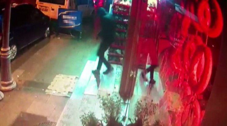 Silahlı şahsın tekel bayisini soyduğu anlar kamerada