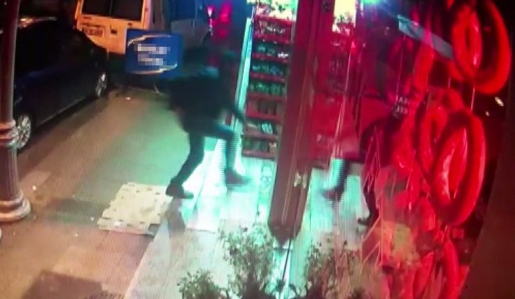 Silahlı şahsın tekel bayisini soyduğu anlar kamerada
