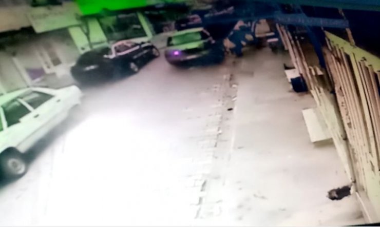 Otomobilin yayaya çarptığı anlar kamerada