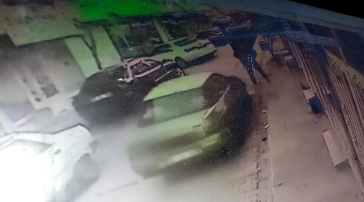 Otomobilin yayaya çarptığı anlar kamerada