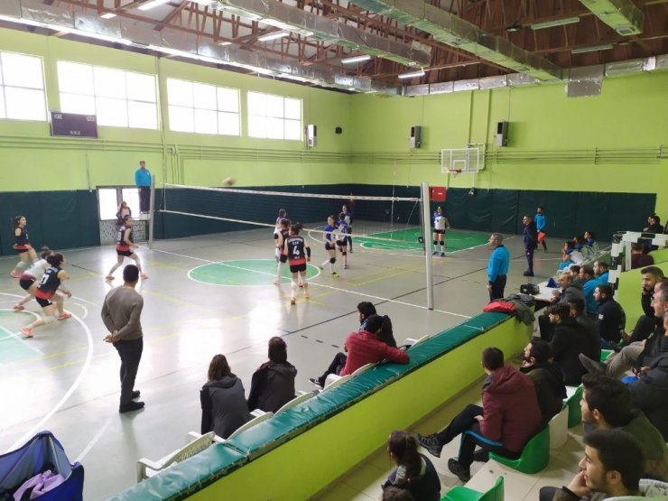 Van büyükşehir belediyesi kadın voleybol takımı 2. sıraya yerleşti
