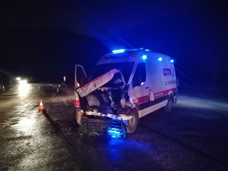 Zonguldak'ta görevden dönen ambulans istinat duvarına çarptı: 1 yaralı