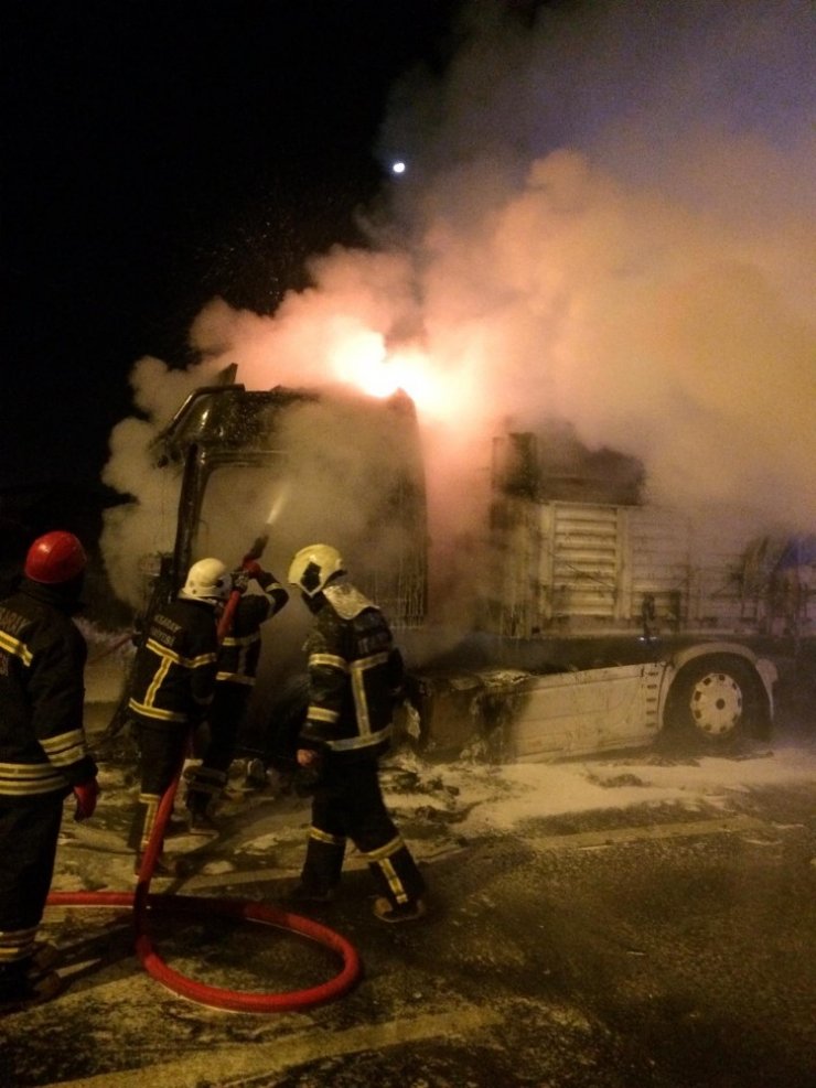 Aksaray’da sunta yüklü tır alev alev yandı
