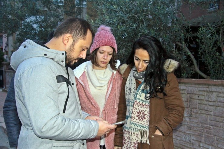 Yol kenarına atılmış çuval içerisindeki yeni doğmuş yavru köpekleri vatandaşlar kurtardı