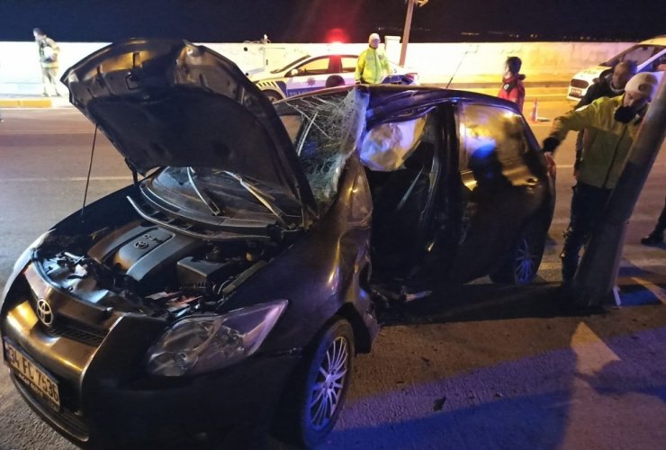 Ayvalık’ta Gönül Yolu Köprüsü’nde trafik kazası: 2 yaralı