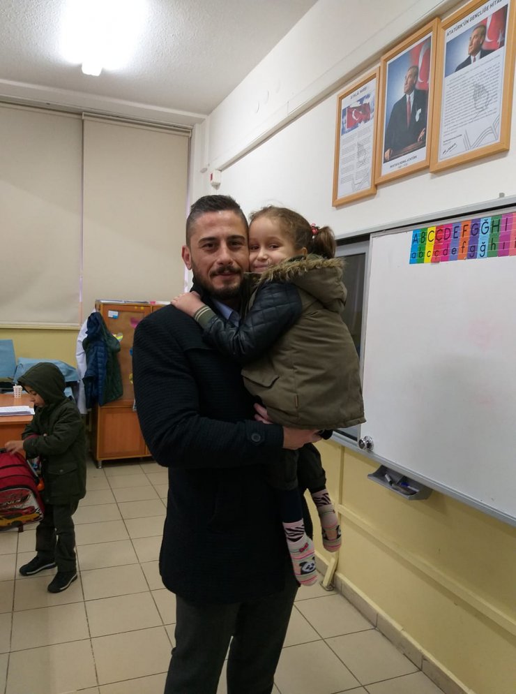 Belediye başkan yardımcısı engelli öğrenciyi kendi aracıyla okula götürüyor