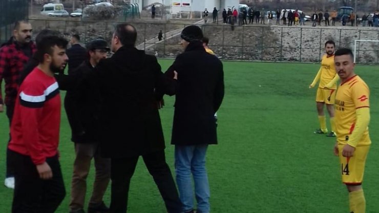 Futbolcular sahada tekme-tokat kavga etti, polis havaya ateş açtı