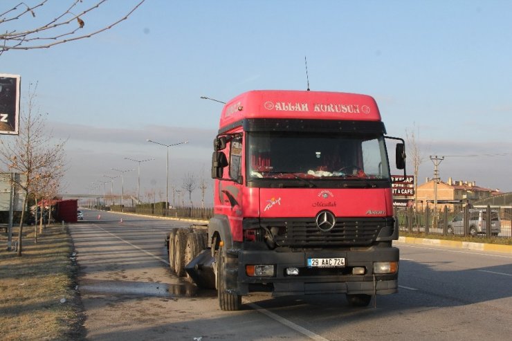 Çekiciden ayrılan sebze yüklü dorse devrildi