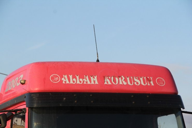 Çekiciden ayrılan sebze yüklü dorse devrildi