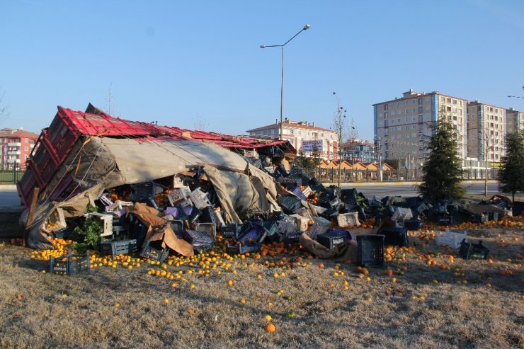 Çekiciden ayrılan sebze yüklü dorse devrildi