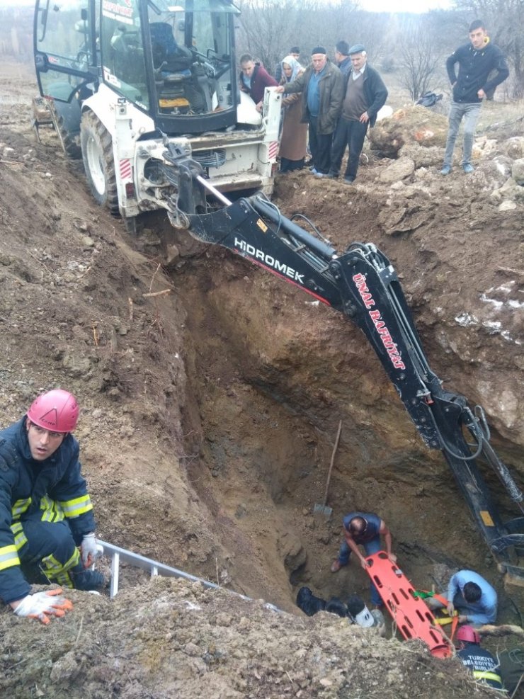 Toprak altında kalan işçiyi itfaiye ve köylüler kurtardı