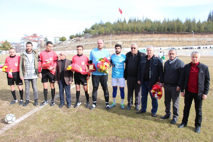 Dili boğazına kaçan futbolcuyu kurtaran kaleciye, teşekkür plaketi