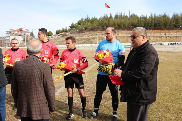 Dili boğazına kaçan futbolcuyu kurtaran kaleciye, teşekkür plaketi