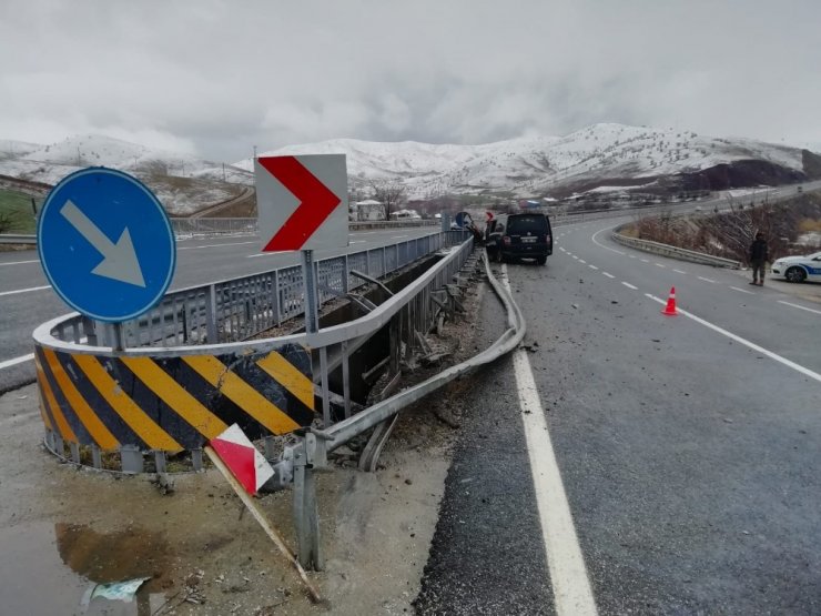 Elazığ’da minibüs bariyere çarptı: 3 yaralı