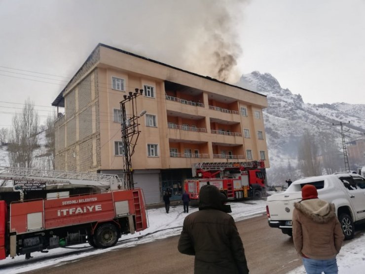 Çatı yangınına itfaiye ve TOMA’dan müdahale