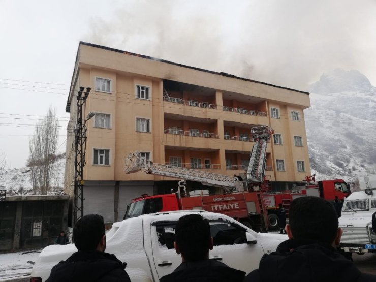 Çatı yangınına itfaiye ve TOMA’dan müdahale