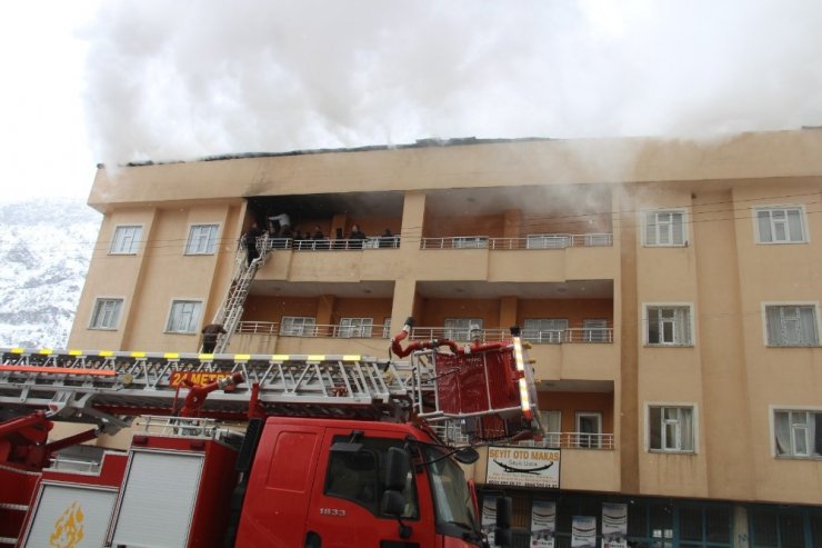 Çatı yangınına itfaiye ve TOMA’dan müdahale