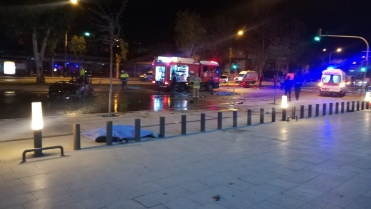 İzmir’de feci kaza... Takla atan araçtan caddeye savruldular: 2 ölü, 1 yaralı